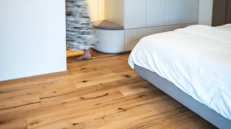 Zaključne letve v moderni spalnici z leseno talno oblogo – ambient